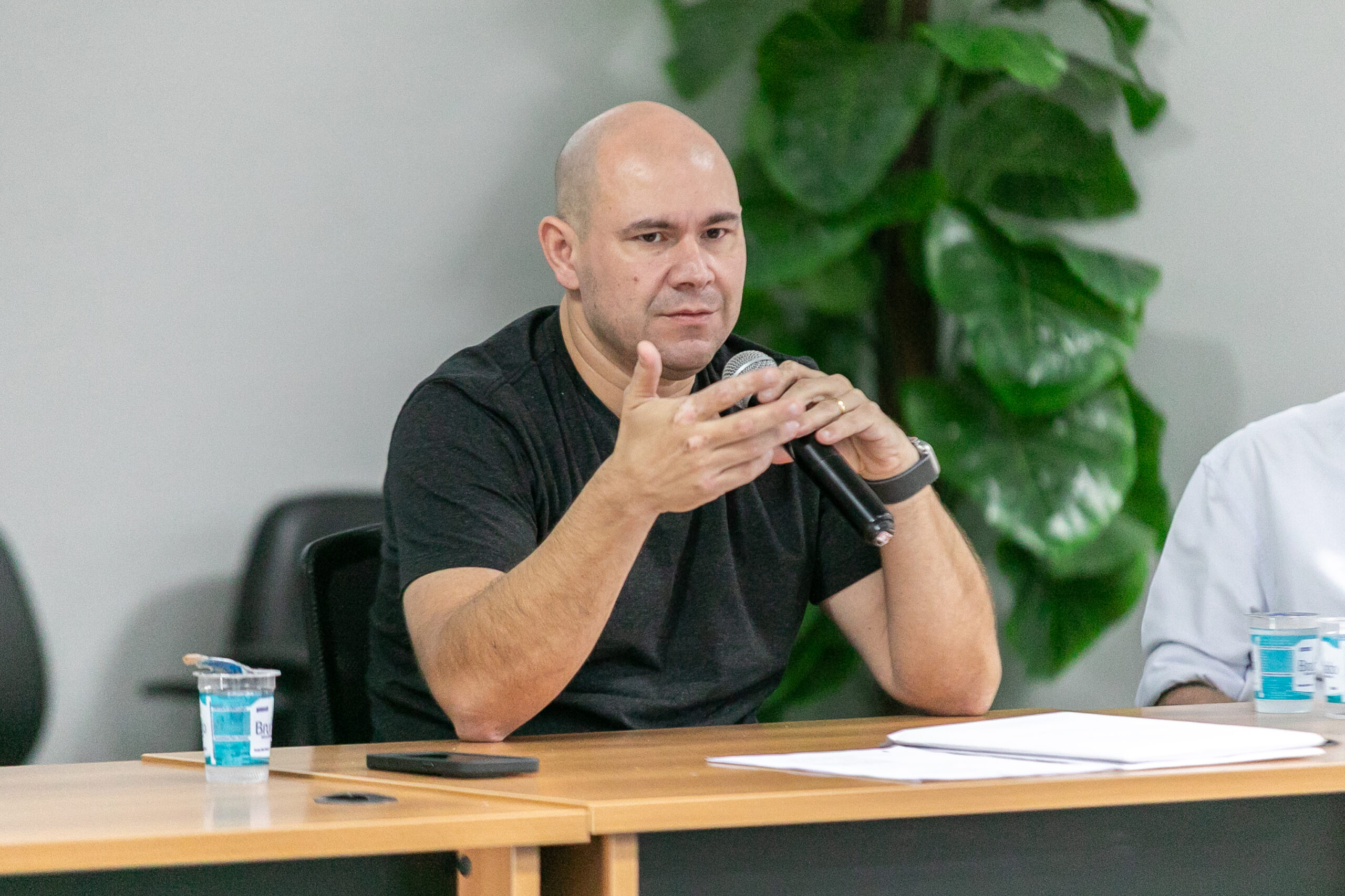 Abilio reage a ataque de Maysa Leão e diz que vereadora busca “holofote eleitoral”