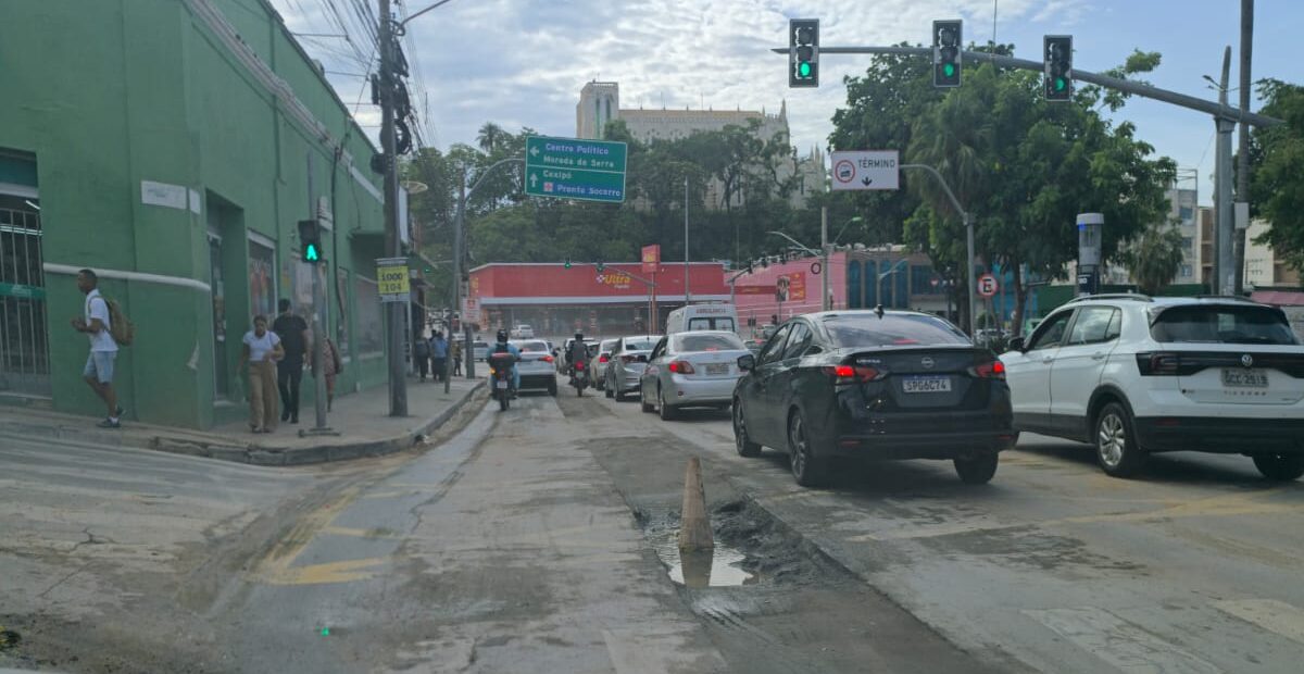 Rua 13 de Junho é interditada após rompimento de adutora em Cuiabá