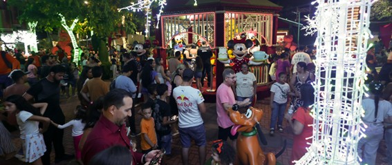 Decoração de Natal transforma Praça Brasil, revitaliza o Centro e impulsiona vendas em Rondonópolis
