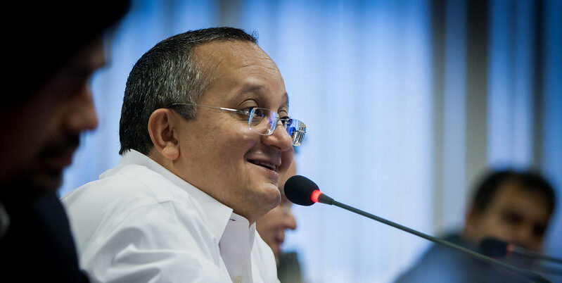 Taques tenta voltar ao jogo político e articula em Brasília candidatura ao Senado em 2026