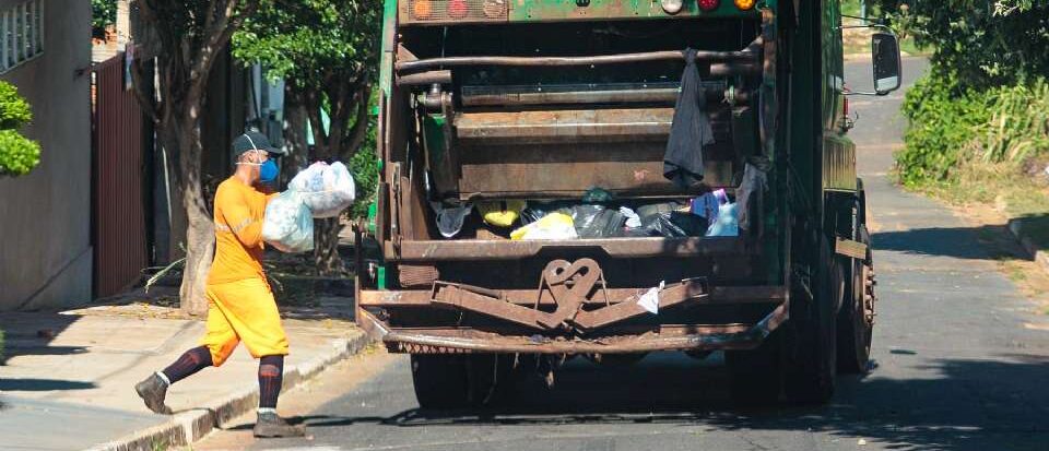 Serviço de coleta de lixo em Várzea Grande