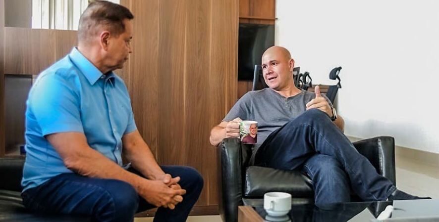 Após troca de críticas, Botelho e Abílio sentam à mesa para discutir regularização fundiária e obras