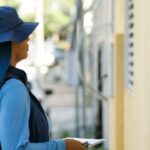 Prefeito faz alerta em frente a centro médico e cobra ação contra focos da dengue