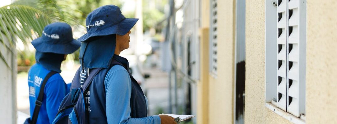 Prefeito faz alerta em frente a centro médico e cobra ação contra focos da dengue