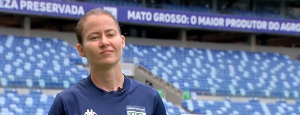 Após pênalti polêmico, jogadores do Operário confrontam bandeirinha durante partida