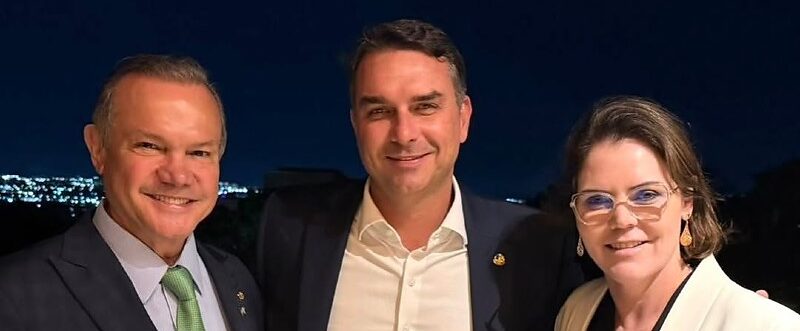 Flávio Bolsonaro reúne bancada de MT em jantar para oficializar apoio a Wellington Fagundes e José Medeiros