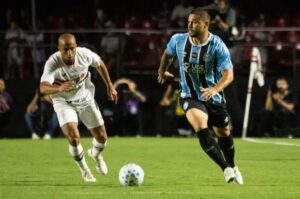 São Paulo impõe ritmo de jogo e sobe na tabela com atuação segura contra o Grêmio