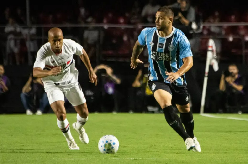 São Paulo impõe ritmo de jogo e sobe na tabela com atuação segura contra o Grêmio