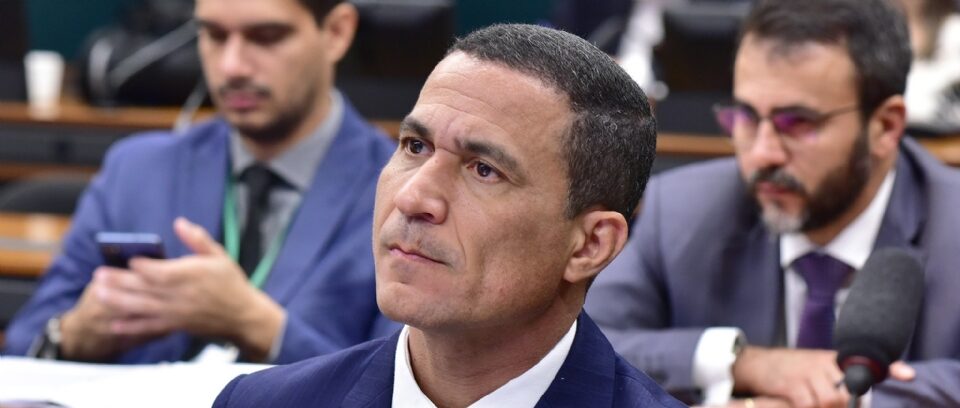 Enfrentamento à violência contra a mulher avança no Legislativo com projeto de Coronel Assis