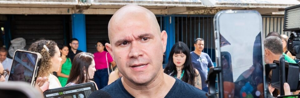 Abílio enfrenta servidores e diz que revisão da insalubridade é exigência legal