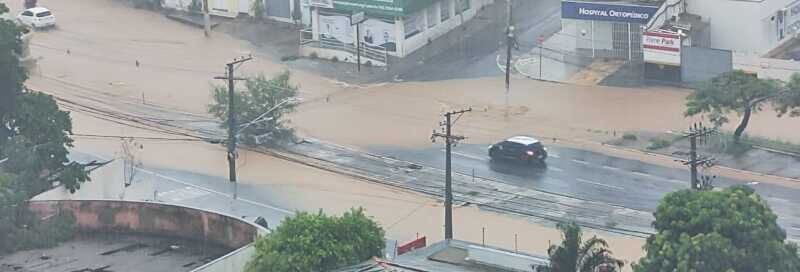 Chuva forte surpreende Cuiabá e provoca alagamentos em avenidas da Capital