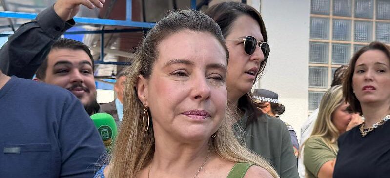 Flávia Moretti rebate críticas e responsabiliza fornecedor e fiscal por uniformes com slogan na educação