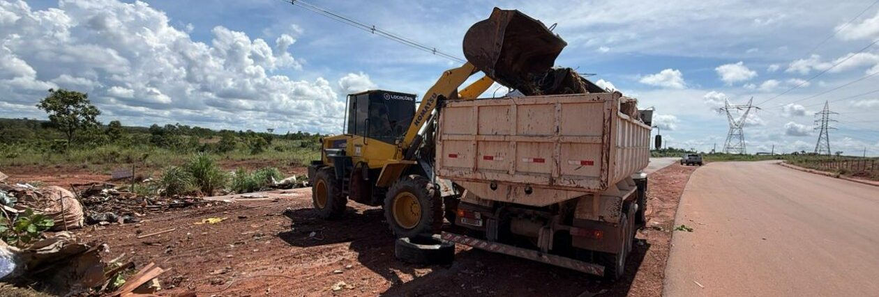 Quase 690 toneladas de lixo são retiradas no Contorno Leste durante operação de limpeza em Cuiabá