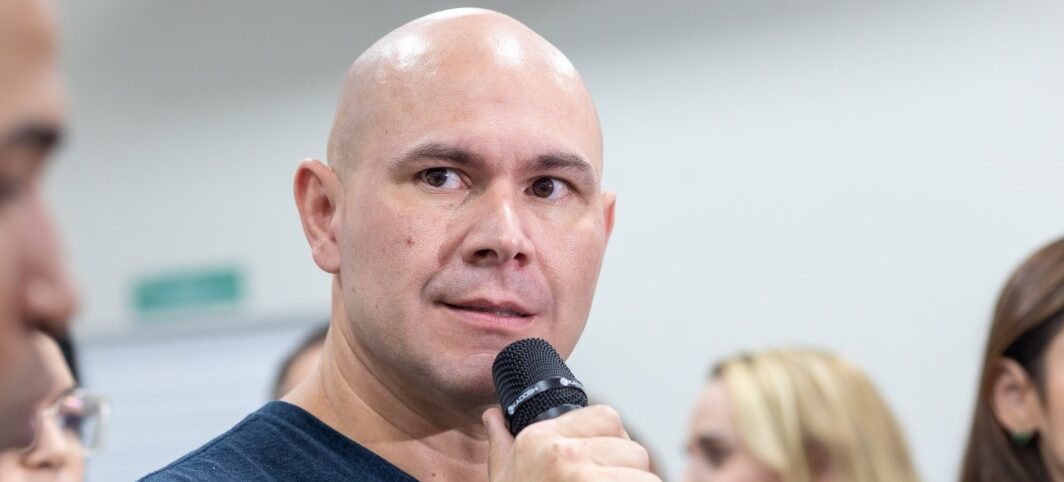 Abílio pede ajuda da população para mapear buracos e promete tapa no mesmo dia