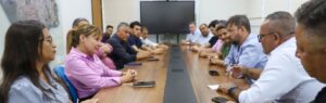 Prefeita Flávia Moretti reúne base na Câmara e alinha projetos para Várzea Grande