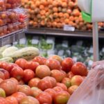 Alta dos alimentos pressiona famílias e cesta básica atinge valor histórico na capital
