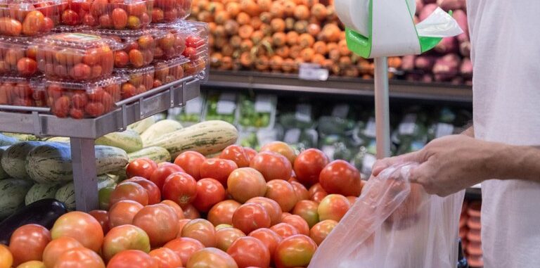 Alta dos alimentos pressiona famílias e cesta básica atinge valor histórico na capital