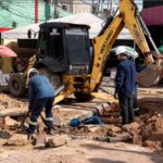 Adutora se rompe e interdita avenida no Centro de Cuiabá; bairros podem ficar sem água