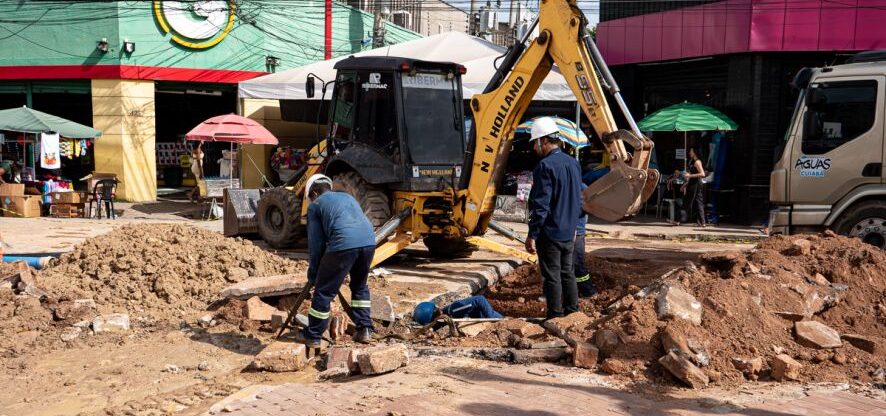 Adutora se rompe e interdita avenida no Centro de Cuiabá; bairros podem ficar sem água