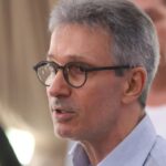 Cotado como vice, Zema sobe o tom contra partido de Flávio Bolsonaro