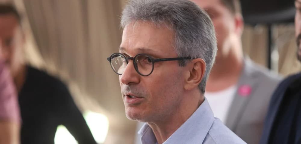 Cotado como vice, Zema sobe o tom contra partido de Flávio Bolsonaro