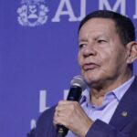 Mourão critica gestão Lula em evento e aponta “governo velho e ultrapassado”
