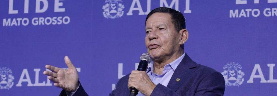 Mourão critica gestão Lula em evento e aponta “governo velho e ultrapassado”