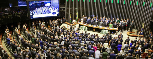 Dança das cadeiras em Brasília: MDB não reage, União perde espaço e novos blocos avançam