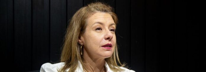 Flávia reage com ironia, rejeita sucessão e amplia embate com Câmara