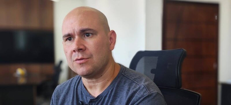 Abílio mantém sigilo sobre bairros que receberão asfalto e aponta risco de uso eleitoral
