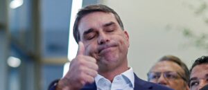 Mesmo após escândalo, 88% dos eleitores de Flávio Bolsonaro querem candidatura mantida, diz Datafolha