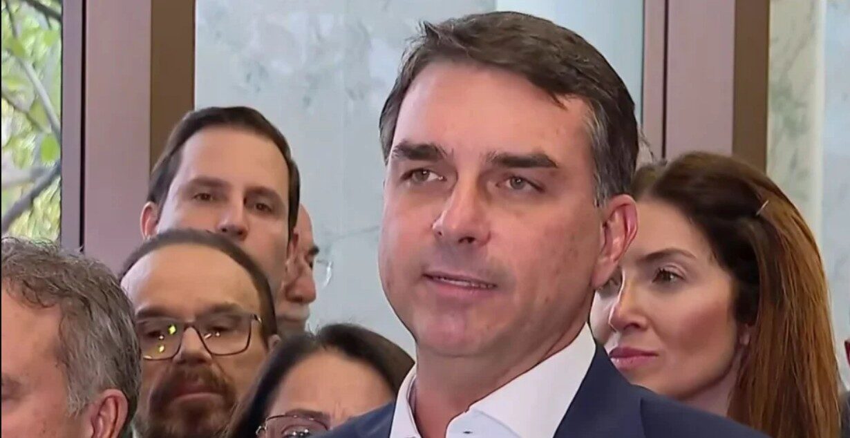Crise com Vorcaro faz Flávio Bolsonaro trocar marqueteiro da pré-campanha presidencial