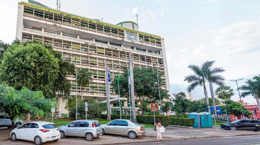 Prefeitura de Cuiabá paga servidores com reajuste salarial e injeta R$ 146 milhões na economia