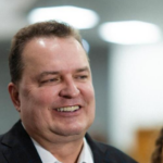 Max eleva tom e afirma que Samantha cria narrativa de olho no comando da Assembleia