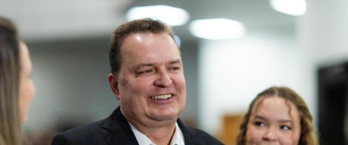 Max eleva tom e afirma que Samantha cria narrativa de olho no comando da Assembleia