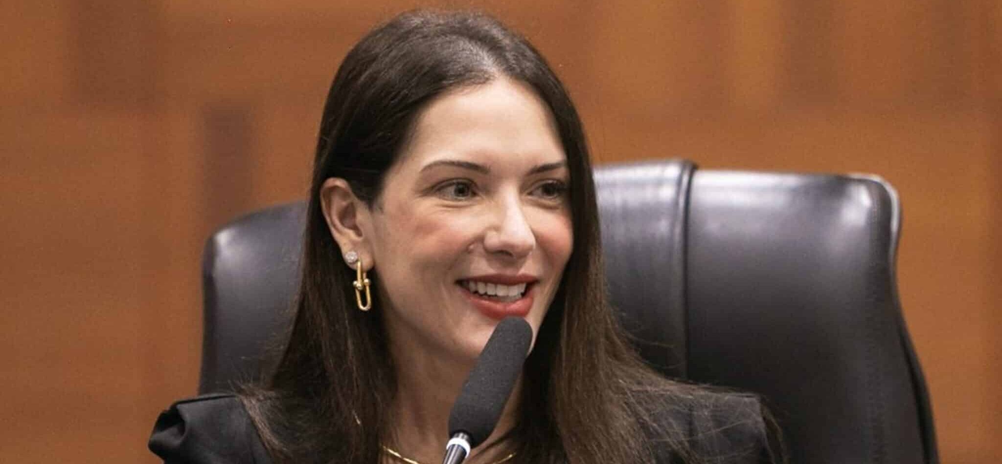 Pré-candidata ao Senado, Janaina admite diálogo com Flávio e expõe cenário indefinido