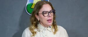 Mudança no regimento vira prioridade de Paula Calil para manter comando da Câmara