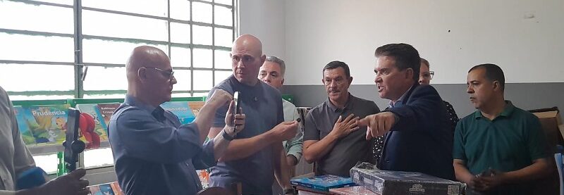 TCE recolhe livros com erros e suspeita uso de IA em contrato milionário da Educação de Cuiabá