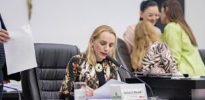 Katiuscia reage à derrota de Abílio na LDO, chama votação de histórica e dispara: “Engole o choro e vá trabalhar”