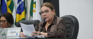 Paula Calil pressiona vereadores e tenta destravar projeto que libera sua reeleição na Câmara
