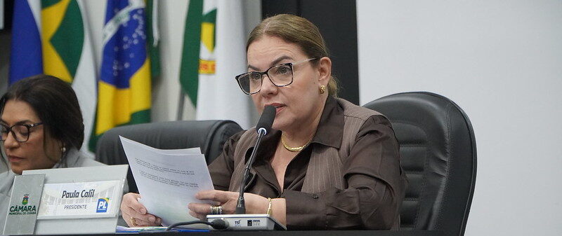 Paula Calil pressiona vereadores e tenta destravar projeto que libera sua reeleição na Câmara