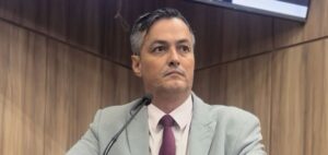 Vídeo com maços de dinheiro coloca presidente do DAE no centro da crise em Várzea Grande