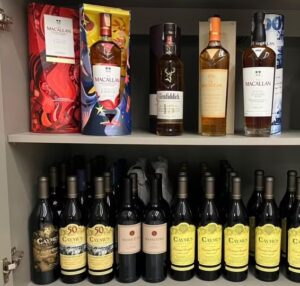 PF apreende uísques Macallan e vinhos avaliados em até R$ 25 mil em gabinete do TCE-MT