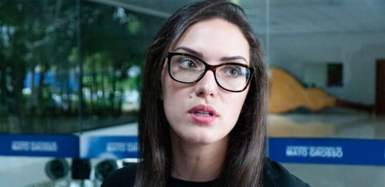 Após derrota ao Senado, Janaina Riva enfrenta pressão para deixar comando do MDB