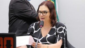 Rosa Neide diz que Flávio Bolsonaro “não tem o que oferecer” e defende Lula