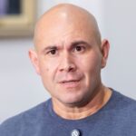 Abílio contraria Flávio Bolsonaro, reconhece derrota para Lula e diz: “Acabou”