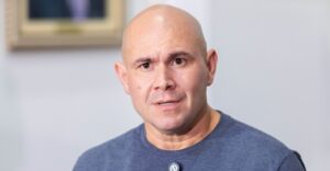 Abílio contraria Flávio Bolsonaro, reconhece derrota para Lula e diz: “Acabou”